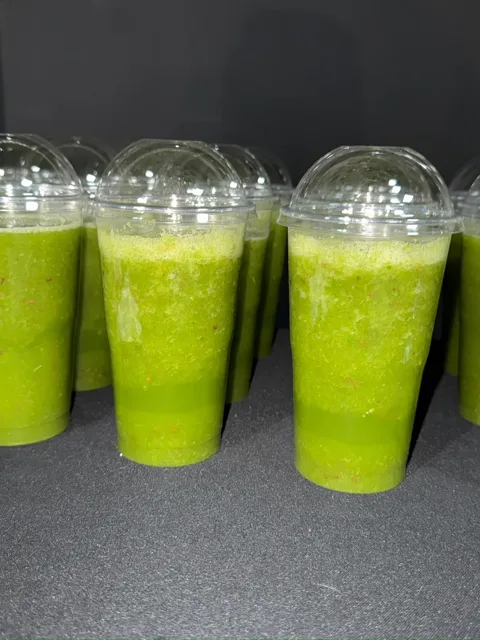 Copos de suco verde com tampa