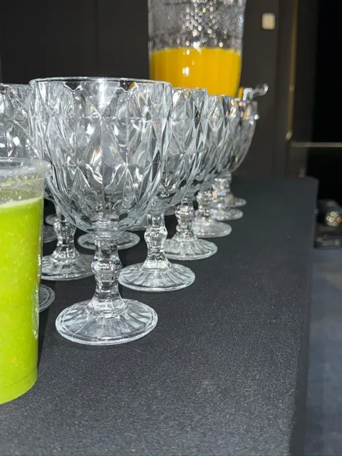 Taças de vidro organizadas ao lado de suco