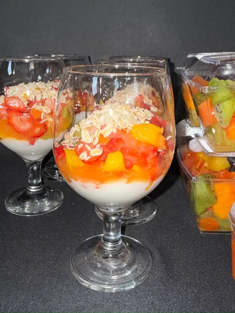 Taças individuais de frutas picadas com creme
